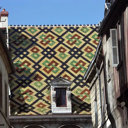 Au Coeur Des Allees Nyaraló